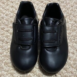 Brava soccer cleats NWOT. For boy or girl size 8 toddler , Velcro closure